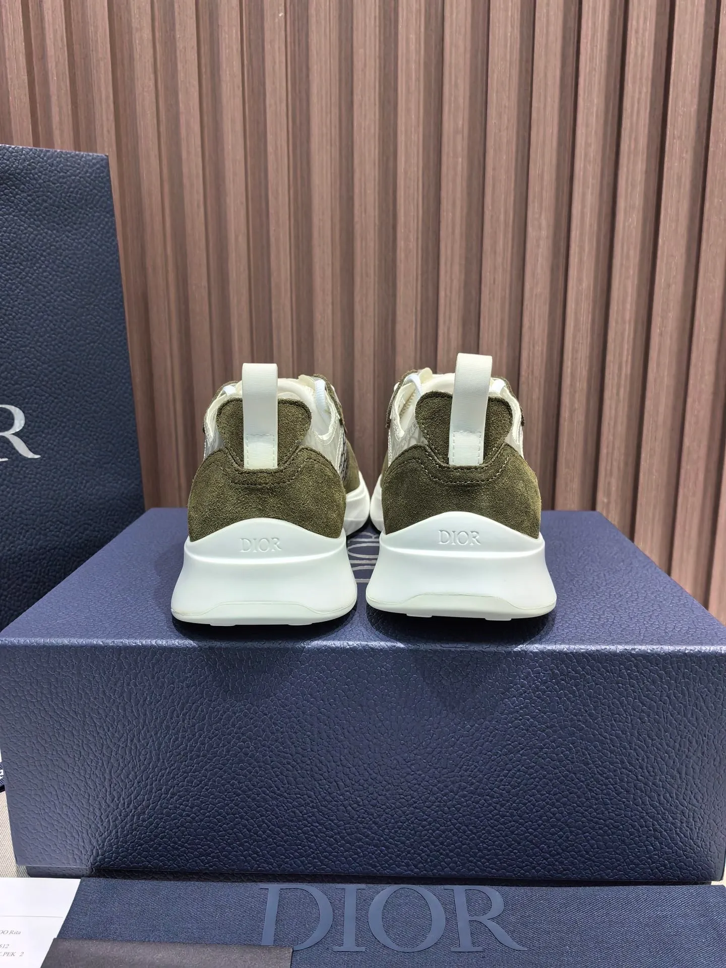 Factory price: 440💰 🔍Top purchasing agent🇮🇹 Dior's super-popular sports shoes, popular for street men, are synchronized with the new product counters. The uppers are made of Italian original imported cowhide and matched with D's customized fabrics. It is a must-have for fashionistas. The complex craftsmanship is perfectly reproduced. Imported soft cowhide foot pads, soles: original soles specially provided by the original factory, exclusive movable molded soles are super comfortable, original factory follow-up goods, 🔍🔍high quality, you can enter and exit the counter at will, welcome to compare, code number 38-45 (46 can be customized and cannot be returned or exchanged)